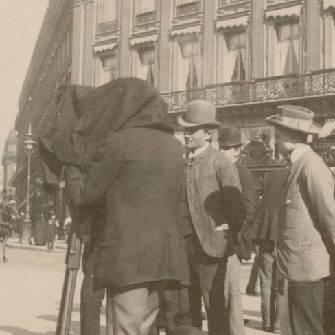 Observations relatives aux clichés de J. M. Cañellas pris place de l’Opéra à Paris